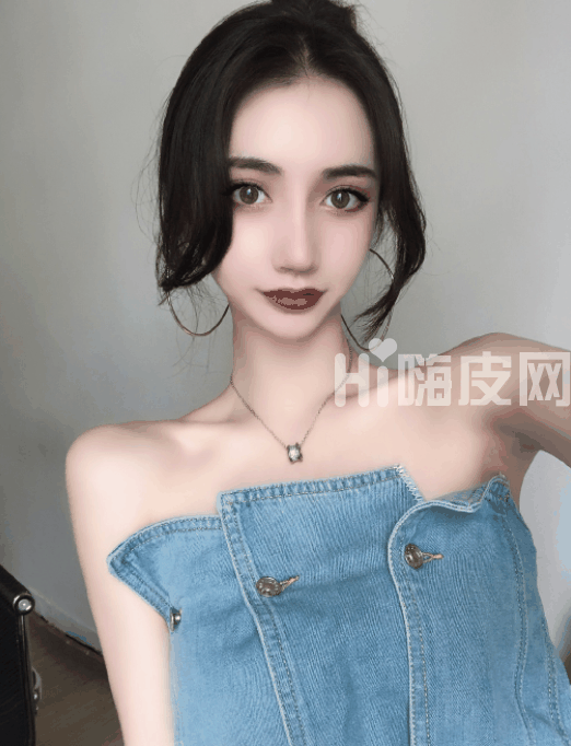 体验一个小妹眼睛很大皮肤很白